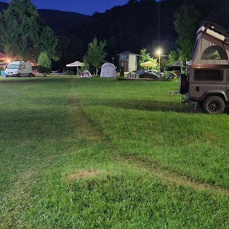 Auto Kamp Lav Hotel Kulen Vakuf Kültér fotó