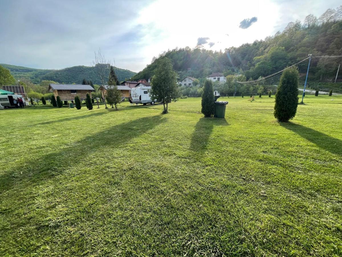 Auto Kamp Lav Hotel Kulen Vakuf Kültér fotó