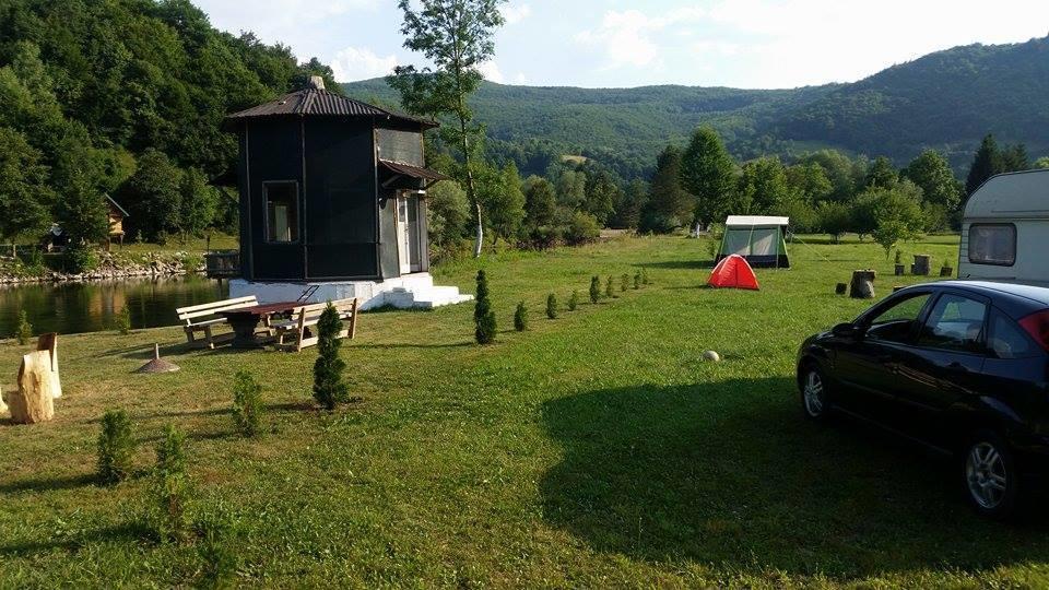 Auto Kamp Lav Hotel Kulen Vakuf Kültér fotó