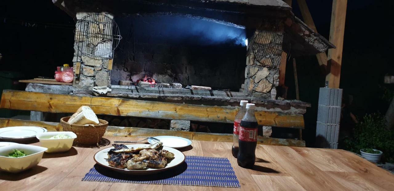Auto Kamp Lav Hotel Kulen Vakuf Kültér fotó
