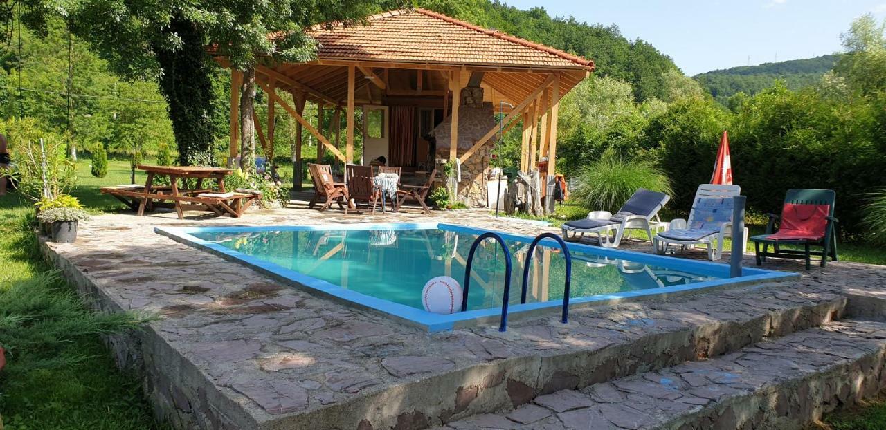 Auto Kamp Lav Hotel Kulen Vakuf Kültér fotó