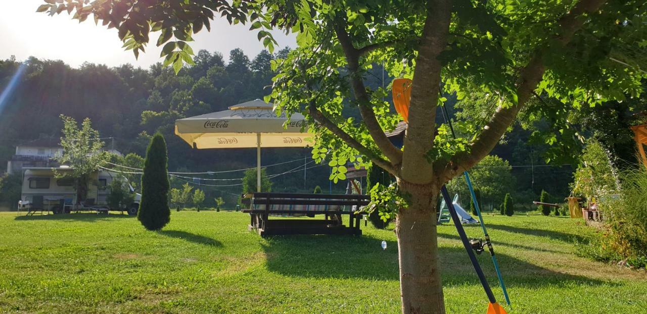 Auto Kamp Lav Hotel Kulen Vakuf Kültér fotó